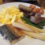 Kai Market - メインのお皿はスクランブルエッグとカリカリベーコン、ソーセージを中心に洋風にしてみました。