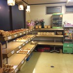 ステファニー - 店内の様子。奥でパンを製作中でした。