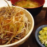 すき家 - 白髪ねぎ牛丼　とん汁おしんこセット