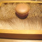 ラチュレ - 鹿の血とブーダン・ノワールのマカロン