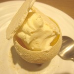 ラチュレ - デセール（カボス）　メレンゲ1枚めくったところ。