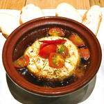 卡芒贝尔奶酪和番茄的大蒜橄榄油风味锅