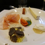 山猫軒 - 宇冶田鶏卵のタルタルと黒トリュフ、スモーク、チーズはブラータとゾレット