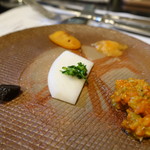 山猫軒 - からすみの炙り、バチコ、このこ、スッポンの肝スモーク、上海ガニの内子和えは備前焼きの皿で