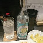 Dandori - 金宮ボトル水割、カットレモンとお通し。