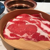 しゃぶしゃぶ 山笑ふ 銀座店 - 大きな肉３枚です