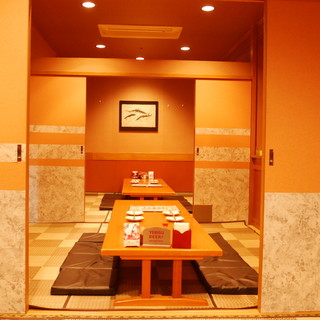 宽敞舒适的店内，是最适合热闹的用餐场所的空间。