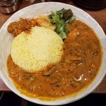 SPICY CURRY 魯珈 - 赤味噌が隠し味。牡蠣と長ねぎのカレーのライス大盛＋長芋のウールガイ