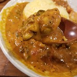 SPICY CURRY 魯珈 - 赤味噌が隠し味。牡蠣と長ねぎのカレーのライス大盛の牡蛎