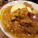 SPICY CURRY 魯珈 - 赤味噌が隠し味。牡蠣と長ねぎのカレーのライス大盛の牡蛎