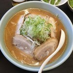 Kurumaya Ramen - キャーーー！！！定番の味噌チャーシュー！！！
                        いつも台湾かこれで迷う。今日は初志貫徹。
                        味噌1本だ。
                        
                        うーーーたまらん！！！
                        
                        
                        