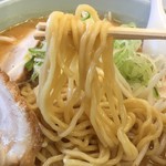 Kurumaya Ramen - 味噌と言えば何かと西山のあの黄色い縮れたのが定番となってるが、俺はアレ嫌い。安っぽくてダメ。
                        ココもスゲーって思う麺では無いが、汁にはあってる。
                        
                        美味い。
                        
                        
                        