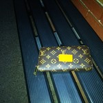 ラーメン 末廣家 - 食券片手にベンチで外待ち。財布先生