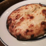 グルガオン - 前菜はタンドーリチキン、または写真のチーズクルチャから選びます。