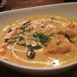 グルガオン - 海老のガーリックレモンバターはクリームベースのマイルドなカレーで、ターメリックライスと良く合います。