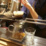 CAFE EXPERTO - 綺麗な女性がコーヒーを入れてくれます