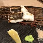 長崎県対馬市美津島町 しろや 北新地 - 伝助穴子を岩塩で焼きます