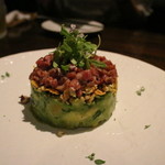 久遠の空 - 頬肉のタルタル シリアル アボカド パクチー オレンジ ミント 春菊の新芽