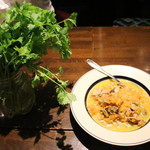 久遠の空 - 瓶にドッサリ刺さったパクチー