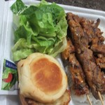 Blue Ocean Seafood & Steak - サテー１５＄。
            
            日本で言う焼鳥ですが甘辛くエスニックに仕上げてあります。
            
            写真では焼き鳥だけかと思ったら下に御飯がたっぷり入ってたんで焼鳥丼って感じかな？