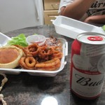 Blue Ocean Seafood & Steak - 持って帰って友人と部屋でビール片手にいただいたのは２品。