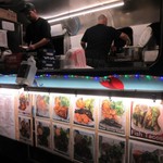 Blue Ocean Seafood & Steak - お店といっても店舗は車を改造して店舗にしたお店で注文した商品をお店の方が手際よく車の中で調理して提供してくれます。
      