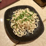 モンゴル薬膳しゃぶしゃぶ小尾羊 - ［先出し］ 豆腐の細切り炒め  パクチー添え