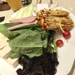 モンゴル薬膳しゃぶしゃぶ小尾羊 - 野菜盛り
            白菜  冬瓜  小松菜  ミニトマト キクラゲ  エリンギ  ブラウンえのき スパム  豆腐  春雨