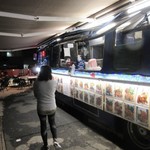 Blue Ocean Seafood & Steak - お店にはイートインスペースも充分に確保しあって殆どの皆様は此方でお召し上がりになってました。
      
      私は友人との夜食に立ち寄ったんでテイクアウトさせていただきました。