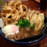 博多うどん酒場イチカバチカ - 名物☆肉ゴボ天うどん+温玉トッピング♪