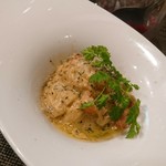 Trattoria Sole - ベーコン、玉ねぎタップリの中に
                        もちもち！！！なニョッキ(≧∀≦)