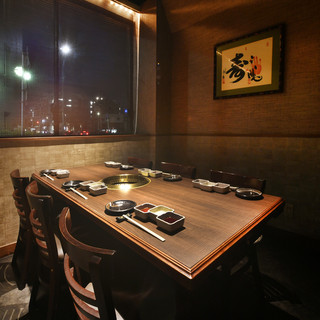 ジャズが流れるお洒落でモダンな店内は、様々なシーンに対応