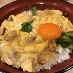 やきとり お㐂樂 - 京紅地鶏の親子丼 鶏スープ付 1000円
            2017年12月20日ランチ
