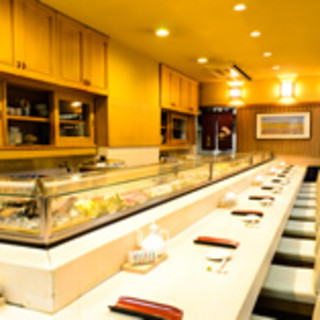 A Tranquil Japanese Space ◆ A Blissful Moment with Sushi and Sake