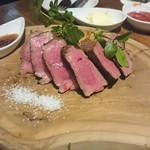 神田の肉バル RUMP CAP - 看板のビーフランプキャップ  180グラム  1,570円