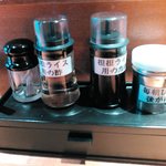 汁なし担担麺専門 キング軒 - 机上の薬味