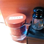 汁なし担担麺専門 キング軒 - 「おすすめ」と書かれた唐辛子