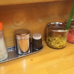 盛多や - 紅生姜、漬物、等々。