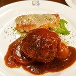 カサ・デ・フジモリ - ハンバーグステーキと鮭のムニエル