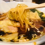 上海ワンタン王 - とりあえず麺リフト！