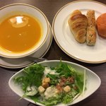 Bekari Resutoran Sanmaruku - 追加セットのスープとサラダ。ミニトマトとかぼちゃのスープ。