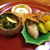小猿 - 前菜の盛り合わせ～汲み上げ湯葉の土佐醤油がけ・菊菜とかきの木茸のお浸し・焼き穴子の子袖寿司・相生産牡蠣の旨煮・からすみ・素揚げにした銀杏・芽キャベツのお浸し