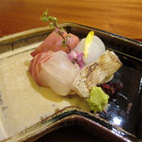 小猿 - 造り～横輪中トロ・備長炭に直接焼き付けた淡路の伝助穴子・長崎の剣先イカ・淡路の岩屋の鯛