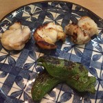 板 石山光一 - 鮟鱇 焼き三種（左から、塩焼き + 味噌漬け + 柚庵焼き） + 万願寺とうがらし（アップ）