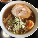 ラーメン 4つ星 - 中々美味しそうなラーメン。初老の夫婦と思われる方の店なのでもっと見た目あっさりかと勝手に思い込んでたからちょっとびっくり。

