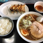 ラーメン 4つ星 - ちょっと遅れてセットの餃子4個が来てオールキャスト揃った。

コレは昨日とほぼ同じメニューだなぁ。

CPはいいぞ。


