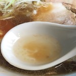 ラーメン 4つ星 - 汁には表面に油の膜。

飲んでみたが鶏油等の香りじゃない。他のレビューでは鶏ガラとあったが、このアブラは豚と思われる。背ガラかな？？？

