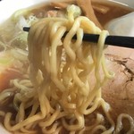 ラーメン 4つ星 - 麺はこれまたショボイ多加水麺かと思ったら、低加水のしっかりした麺。茹でもベスト。コレは中々に美味いラーメンだなぁ。


