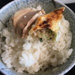 ラーメン 4つ星 - 白飯にチャーシューと餃子のせて、ラーメンすすっちゃー白飯食って餃子とチャーシュー食べて・・・

幸せローテーション。

米の炊きもいい。美味しい白米です。



