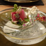 東 - ＊器を取ると、中には「鰤」「まぐろ」「ヒラマサ」のスモーク。 添えられた「胡麻とサワークリーム」のソースが美味しいこと。